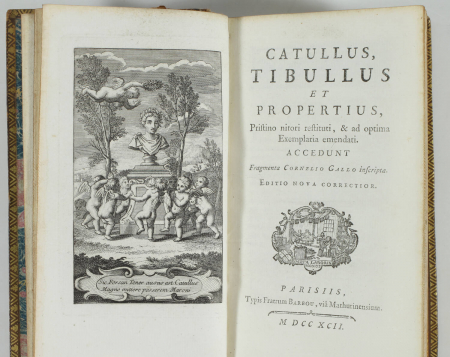 CATULLE, TIBULLE et PROPERCE. Catullus, Tibullus et Propertius, pristino nitori restituti, et ad optima exemplaria emendati. Accedunt fragmenta Cornelio Gallo inscripta. Editio nova correctior, livre ancien du XVIIIe siècle